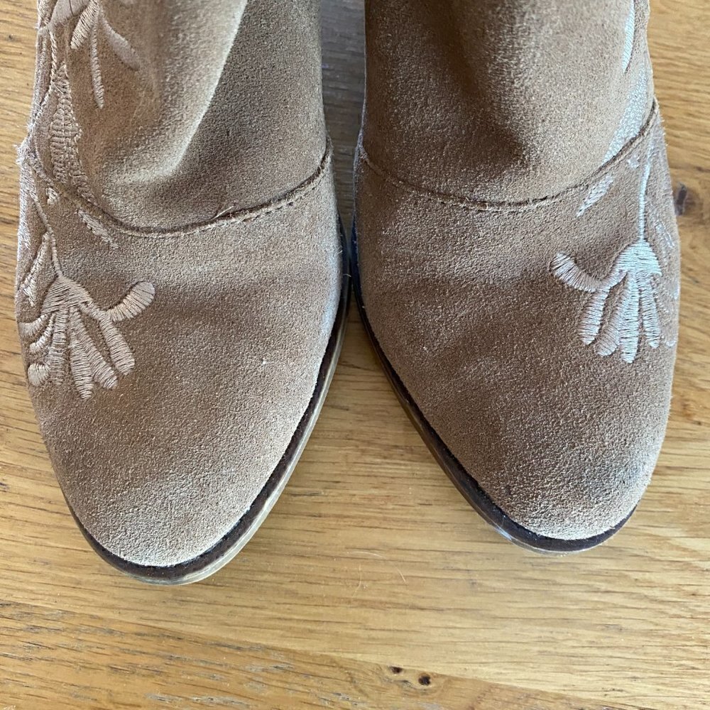 Lucky Brand Elenor 2 Tan Suede Embroidered Western Heeled Ankle Boot Sz 8 - Picture 7 of 8